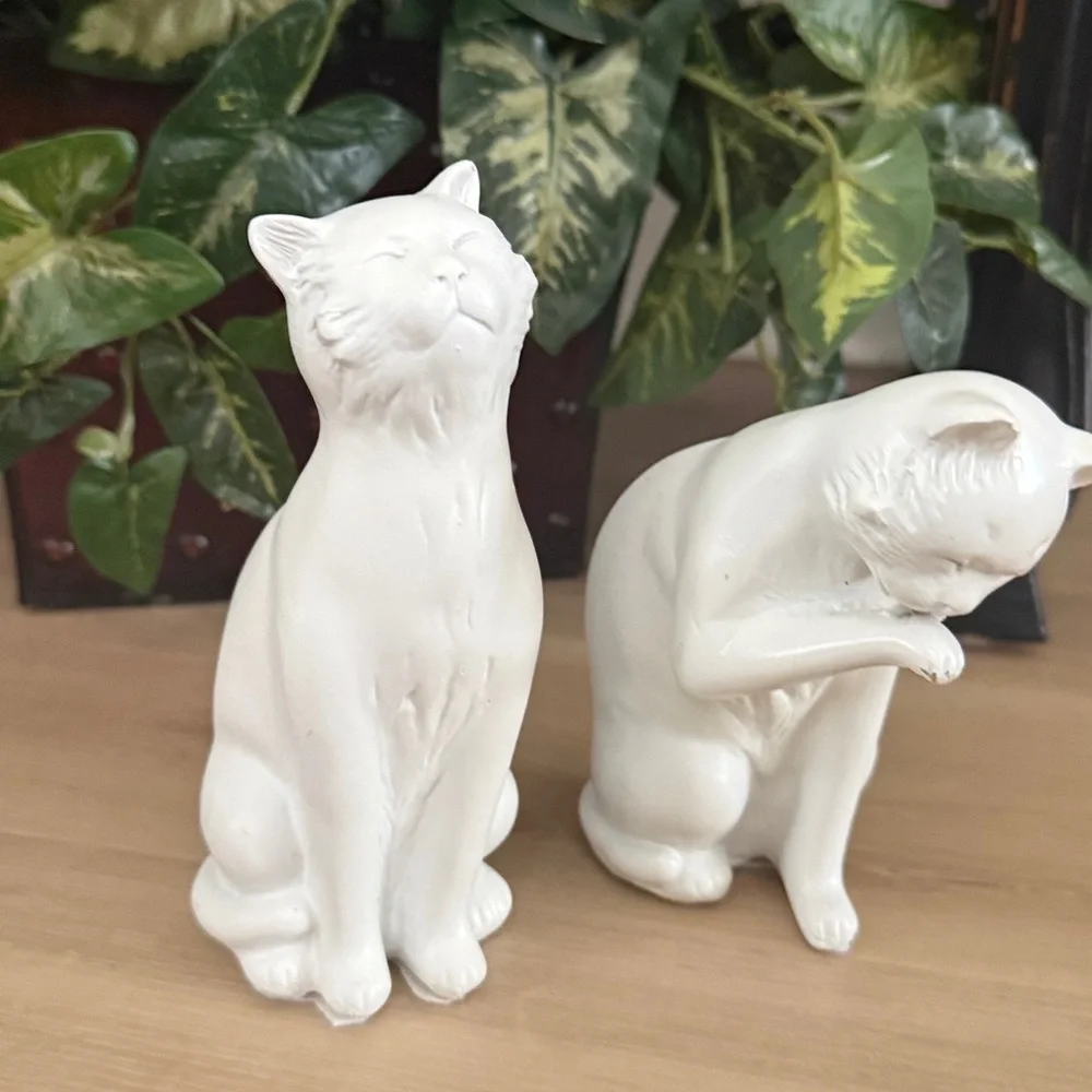 White Ceramic Cat 🐱 Figurines - Picture 6 of 7
